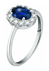 Silberring mit einem ovalen blauen Edelstein, umgeben von runden klaren Steinen. Glatter Ring mit polierter Oberfläche.