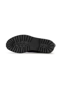 Semelle de chaussure en caoutchouc noir avec un motif de grip texturé, présentant des rainures profondes et un profil plat pour une traction sur diverses surfaces.