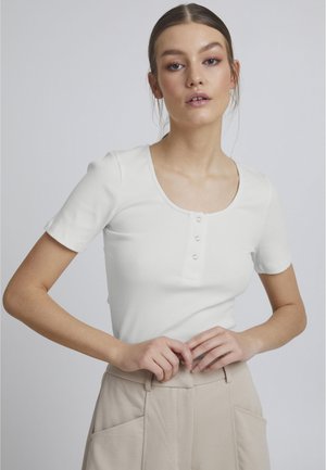 Top corto a maniche corte bianco a coste con scollo rotondo, caratterizzato da tre piccoli bottoni sul davanti e un design aderente.