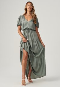 THE FATED MIL - Velika haljina - sage green