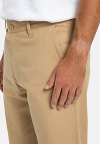 Khaki katoenen broek met een rechte snit, voorzakken en een knoopsluiting bij de taille. Gestructureerde stof met een gladde afwerking.