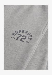 Seleccionado, grey marl
