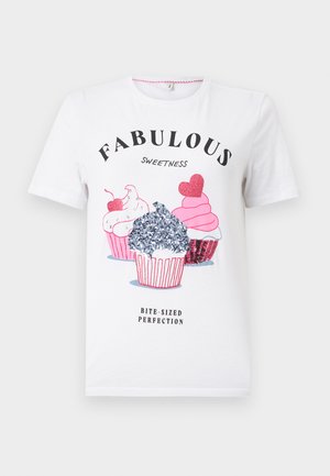 Hvit kortermet t-skjorte med tre fargerike cupcake-illustrasjoner, teksten "FABULOUS SWEETNESS" over og "BITE-SIZED PERFECTION" under.