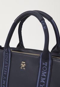 Tommy Hilfiger LOGOTAPE MINI TOTE - Sac à main - blue