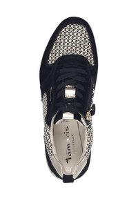 Sneaker con motivo in bianco e nero con suola ammortizzata, dotata di lacci neri, un accento metallico sul retro e tomaia in tessuto.