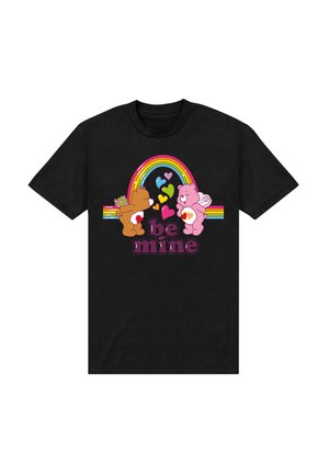 Černé tričko s barevnými kreslenými medvědy, duhou a textem "buď můj" napsaným tučnými písmeny. Design obsahuje srdce a květinové akcenty.