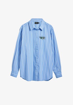 Jasnoniebieska koszula z długim rękawem, w białe pionowe paski, o luźnym kroju. Posiada haftowany wzór kwiatowy na klatce piersiowej.
