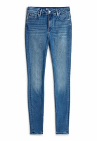 Jeans ajustados de mezclilla azul medio, con cierre de botón, cinco bolsillos y un ligero desgastado en los muslos. Textura suave.