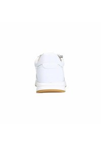Witte sneaker met een gladleren bovenwerk, gevoerde kraag en een crèmekleurige rubberen zool. Heeft een ritssluiting aan de zijkant voor gemakkelijk aan- en uittrekken.
