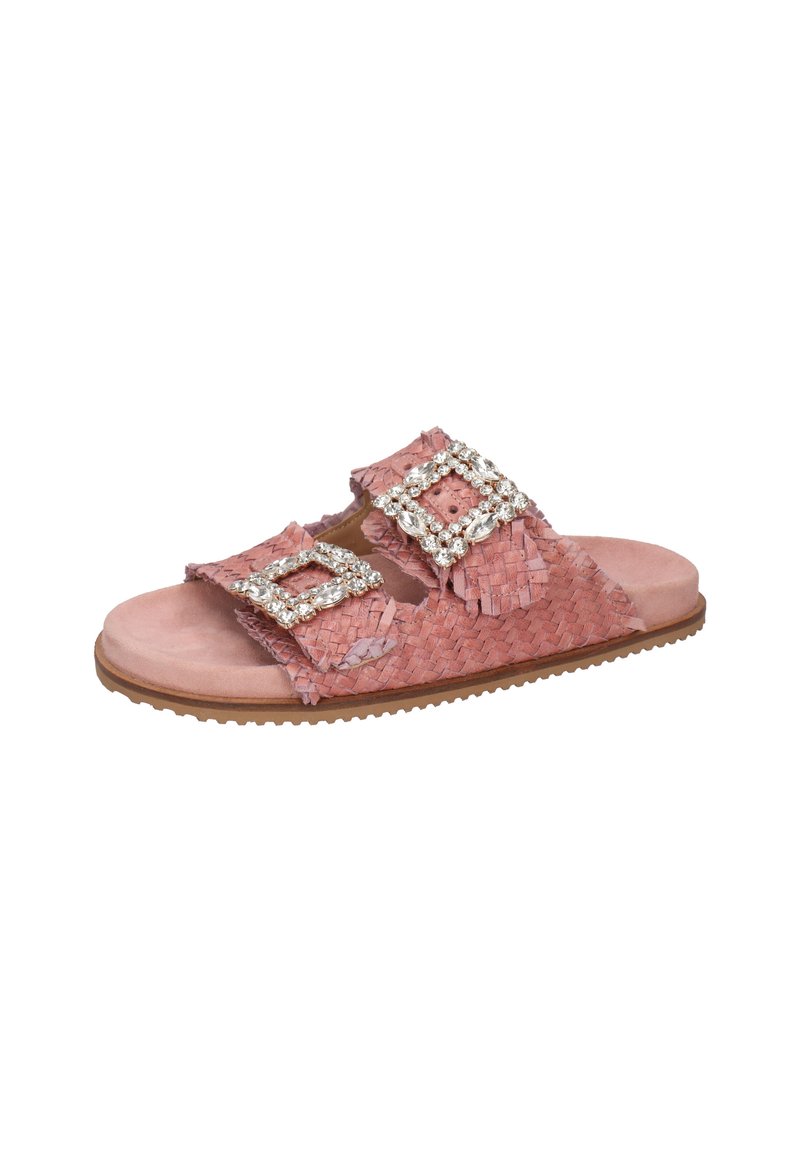 Vävda rosa sandaler har två stora metallspännen prydda med klara rhinestones, en texturerad ovandel och en platt gummisula.