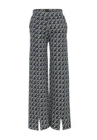 Wijde broek in een multikleurig geometrisch patroon; heeft een hoge taille, zijsplitten en een mix van donkerblauw, groen en paarse tinten.