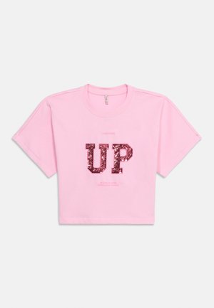 Roosa lühendatud T-särk litritega "UP" tähtedega ning väiksema tekstiga "ALWAYS END" ja "IN COOL PLACES DOING COOL THINGS."