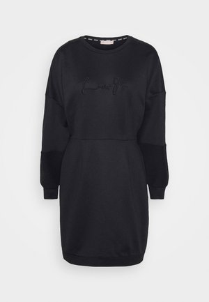 Vestito felpa nero a manica lunga con vita elastica e nome del marchio ricamato sul petto su sfondo bianco.