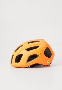 Pomarańczowy kask rowerowy z otworami wentylacyjnymi, błyszczącym wykończeniem, etykietą MIPS z boku, aerodynamicznym kształtem i lekką konstrukcją.