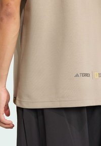 Adidas Terrex AERO GRAPHIC - Marškinėliai su spaudiniu - putty beige