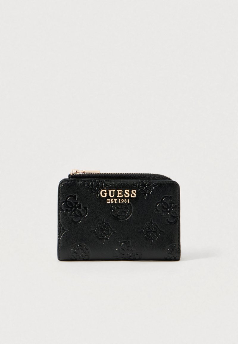 Crna kožna novčanica s utisnutim cvjetnim uzorkom, hardverom u zlatnoj boji, patent zatvaračem i logotipom "GUESS EST 1981" na prednjoj strani.