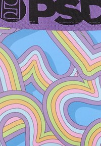 Zbliżenie kolorowych abstrakcyjnych wzorów tęczy z pastelowymi odcieniami fioletu, zieleni, różu, żółci, niebieskiego oraz czarnym przeszyciem na tkaninie.