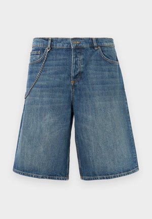 Pantalones cortos de mezclilla azul con bolsillos delanteros, trabillas para cinturón, cierre con botón y una cadena de metal adjunta al bolsillo izquierdo.