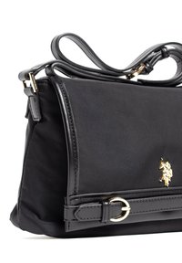 Borsa a mano in nylon nera con una texture liscia, dettagli in metallo dorato, manico a spalla e logo sulla parte frontale.