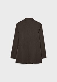 Blazer marrone a righe con maniche lunghe, colletto a scollo a V, chiusura con un solo bottone e orlo curvo. Tessuto liscio con vestibilità sartoriale.