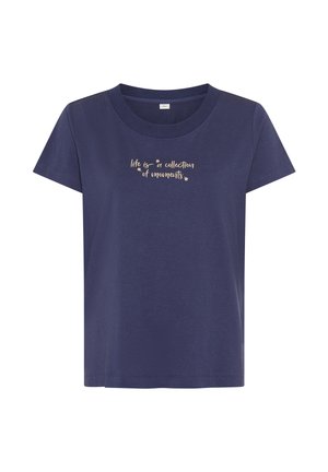 Marineblaues kurzärmeliges T-Shirt mit Rundhalsausschnitt und beigem Text "life is a collection of moments" mittig auf der Brust.