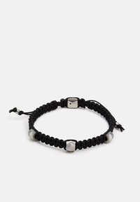 Bracciale intrecciato nero con perline esagonali metalliche e chiusura in acciaio, dotato di cordino regolabile per una vestibilità perfetta. Design testurizzato e minimalista.