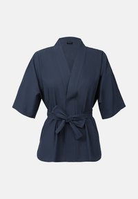 Marinblå kimono-liknande topp i mjukt tyg, med v-ringning, korta ärmar och en knytning i midjan för justerbar passform.