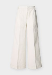 Παντελόνια με φαρδιά μπότα από λευκό βαμβάκι, με εμπρόσθιες τσέπες και λεπτομερή ραφές. Λείο υλικό με καθαρό, μινιμαλιστικό σχέδιο.