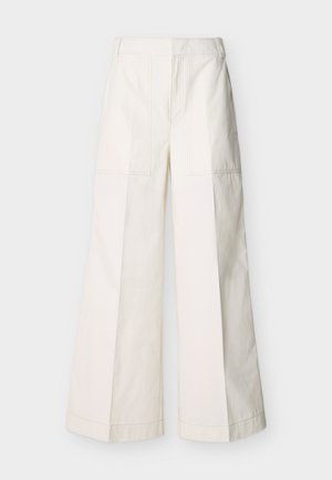 Weite Hosen aus weißer Baumwolle mit Vordertaschen und detaillierten Nähten. Glatte Textur mit einem klaren, minimalistischen Design.