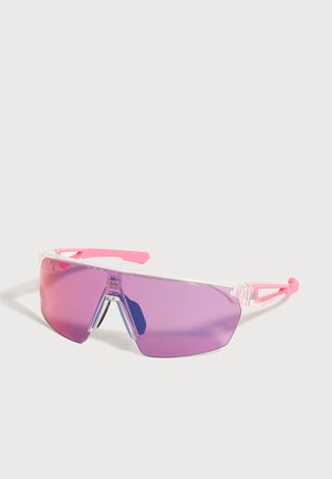 Lunettes de soleil sportives enveloppantes avec verres violets et monture transparente avec branches roses sur fond clair.