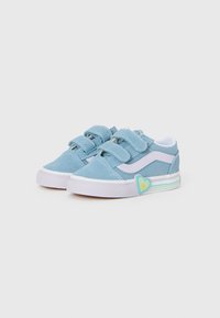 Kindersneaker in Hellblau mit doppelten Klettverschlüssen, weißem Seitenstreifen und einem Herzdekoration auf der Sohle.