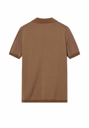 Barna rövid ujjú galléros póló texturált, átlós mintázattal, bordázott gallérral, mandzsettákkal és szegéllyel, hátulnézetben, fehér háttér előtt.