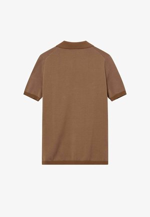 Barna rövid ujjú galléros póló texturált, átlós mintázattal, bordázott gallérral, mandzsettákkal és szegéllyel, hátulnézetben, fehér háttér előtt.