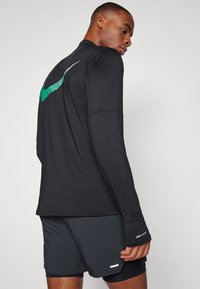 Nike Performance KIPCHOGE TOP - Hosszú ujjú felső - black/reflective silver