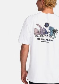 T-shirt blanc à manches courtes avec un graphisme de dessin animé sur les éléments de surf et le texte "Pas de soleil, pas de plaisir" au dos. En coton, coupe décontractée.