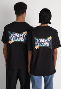 Tommy Jeans FLOWER POWER TEE UNISEX - Camiseta estampada - black