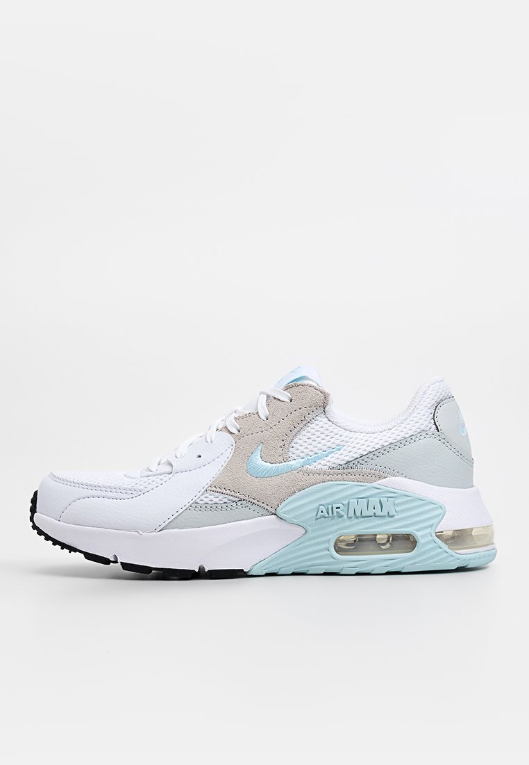 Zapatillas Nike Air Max con parte superior de malla y cuero blanco, acentos en azul claro, panel textil gris y una unidad de aire visible en la suela.