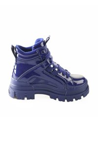 Zapatillas altas de piel sintética azul brillante, con suela gruesa y dentada, cuello acolchado y acentos texturizados en contraste.
