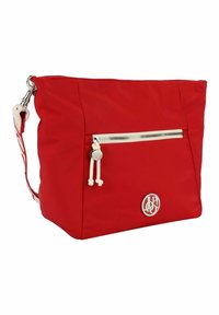 Rote Stoff-Schultertasche mit einer vorderen Reißverschlusstasche, verstellbarem Riemen und einem silbernen Logo-Akzent. Glatte Textur mit minimalistischem Design.