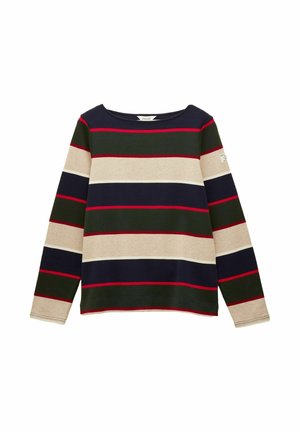 Langärmliger Boot-Ausschnitt-Pullover mit horizontalen Streifen in Marineblau, Beige, Dunkelgrün und dünnen roten Akzenten, vor einem weißen Hintergrund präsentiert.