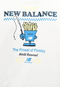Λευκό γραφικό μπλουζάκι με μπλε καρικατουρίστικες τηγανητές πατάτες σε ένα ποτήρι, μια ραβδιά ψαρέματος κα ι κείμενο: «New Balance», «The Finest of Flimby» και εικονίδια ψαριών.