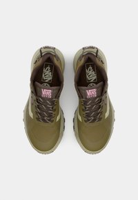 Vans MTE CROSSPATH UNISEX - Matalavartiset tennarit - brown/pink