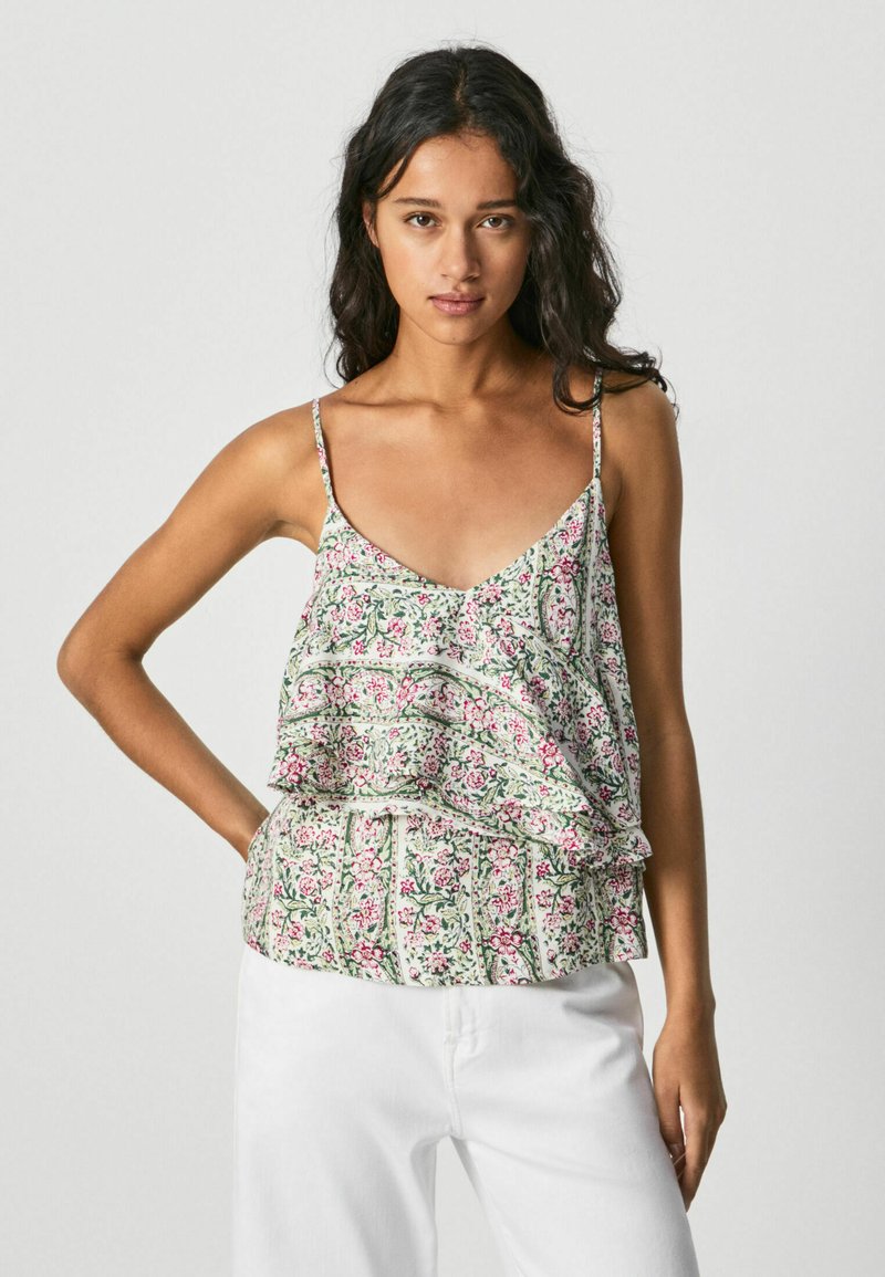 Top de tirantes finos con estampado floral que presenta un diseño en capas con patrones verdes y rosas, combinado con pantalones blancos. Tela ligera y fluida.