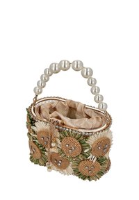 Bolso con cuentas y adornos florales; marco dorado, forro de satén, asa de perlas y cristales decorativos sobre una base de fibra natural.