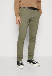 Lindbergh CLASSIC BELT - Chino hlače - oliv