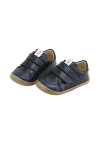 Zapatos para niños pequeños en color azul marino, hechos de cuero sintético, con dos correas de Velcro, una puntera texturizada y una suela de goma de color marrón claro.
