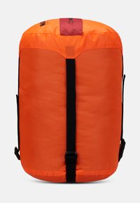 Oranje waterdichte rugzak met een rode bovenflap en zwarte banden. Bevat een gladde textuur en een opvallende druksluiting.