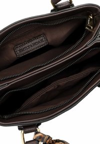 Borsa a tracolla in pelle marrone con una texture liscia, dotata di due scomparti con zip e una tracolla rimovibile. Interno contrassegnato con un etichetta del marchio.