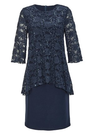 Navy jurk met een kanten overlay met bloempatronen en pailletten. Driekwartmouwen en een ronde halslijn. Flowing ontwerp met een A-lijn vorm.
