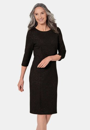 Robe noire jusqu'aux genoux avec des manches trois-quarts, tissu texturé présentant de subtils éclats métalliques, encolure ronde et silhouette ajustée.